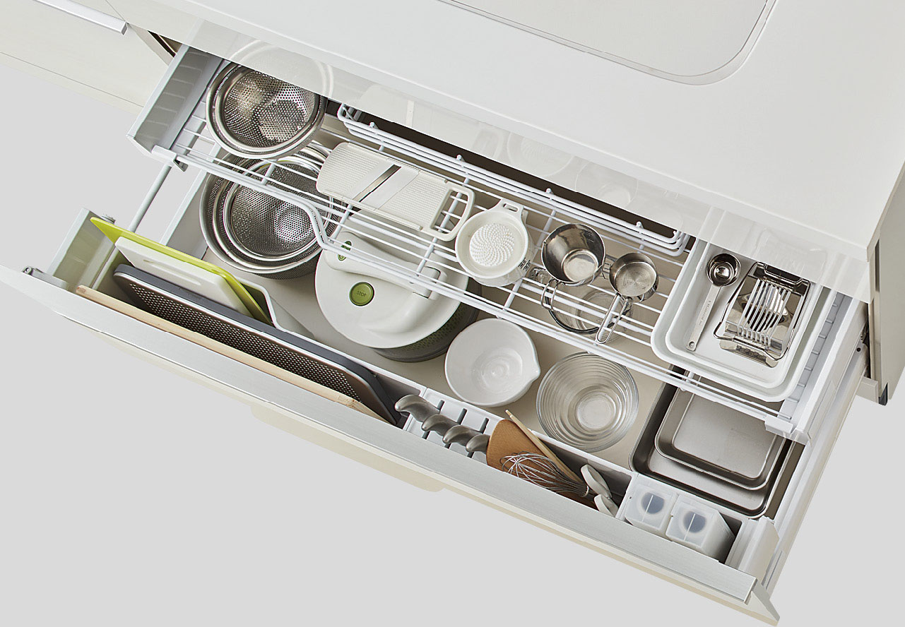 調理器具や保存容器を整理したキッチン収納内部